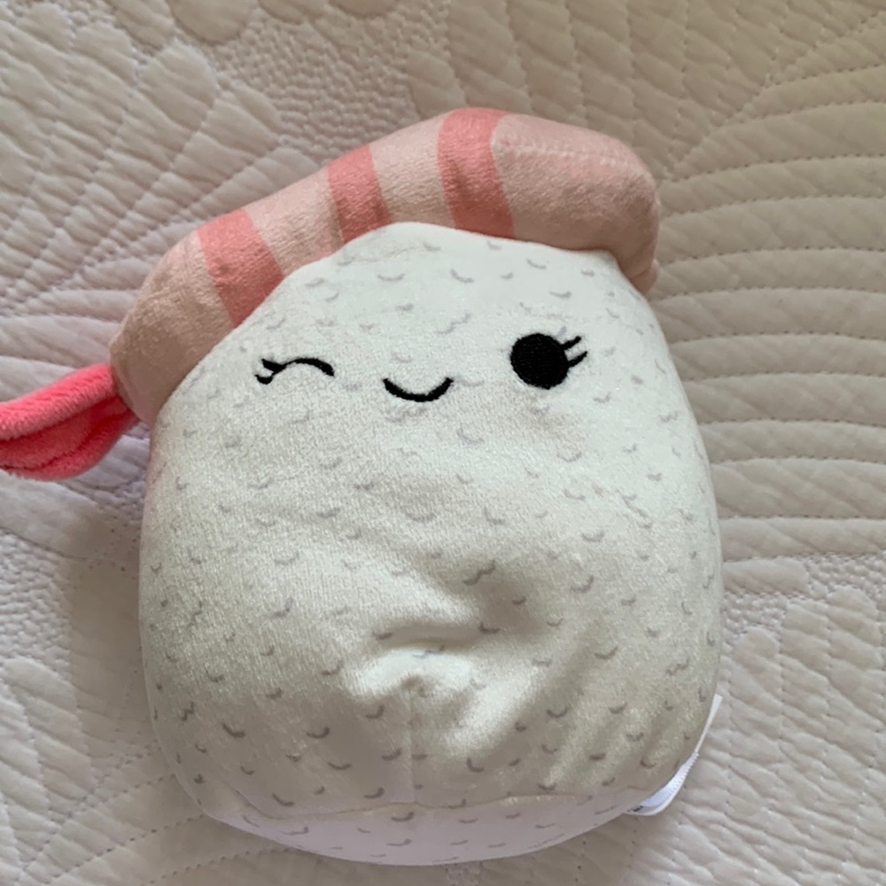 Keina the Sushi is a white and pink Squishmallow from the Food Squad. BNWOT 5”